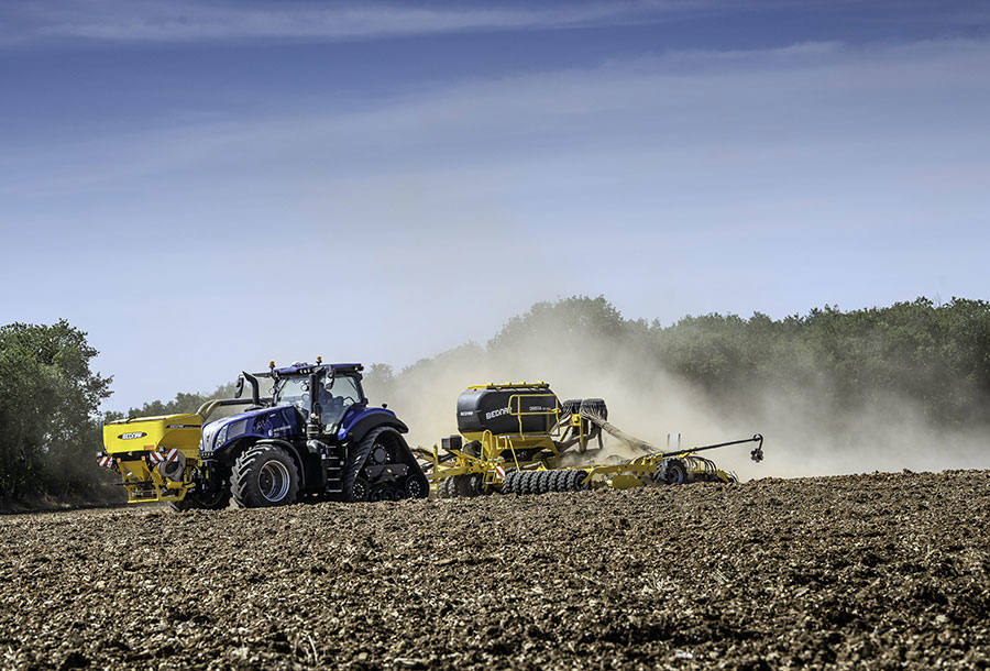 El mercado de los tractores en España. 3 Tractor trabajando en el campo