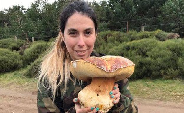 Letizia Rodríguez con el boletus de 3,850 kilos./