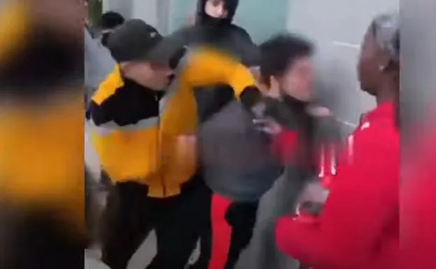 Se buscan. [ver video] Cobardes pegan una paliza a un chico con autismo en Barcelona