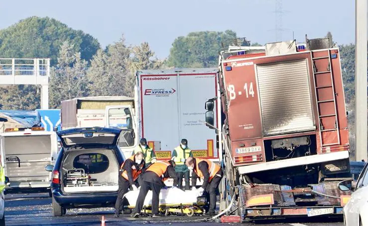 Tres personas muertas atropelladas al tratar de auxiliar a un camión accidentado en Tordesillas