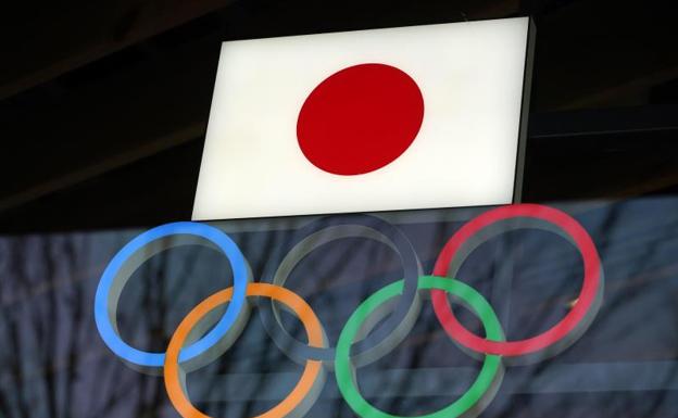 Los aros olímpicos junto a a la bandera de Japón. /Reuters