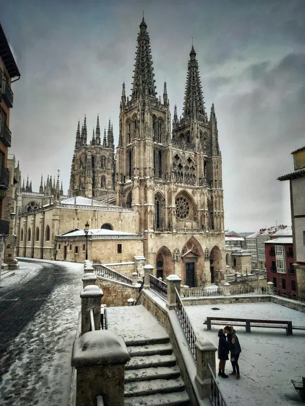 La foto de Juan José Asensio congelaba esta muestra de amor entre Laura y Sergio frente a la Catedral de Burgos.