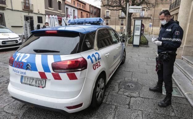 Un agente de la Policía Local en la plaza de San Marcelo./