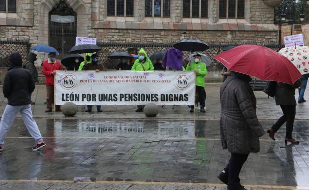 Los pensionistas se concentran frente a Botines para exigir unas pensiones dignas.