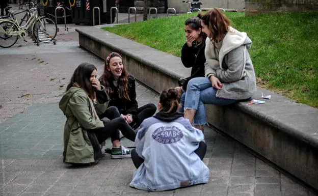 Un grupo de amigas en Vitoria durante la fase 1 de desescalada del estado de alarma /Igor Aizpuru