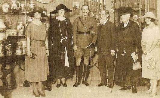 La familia Zuloaga osa junto al rey Alfonso XIII. /