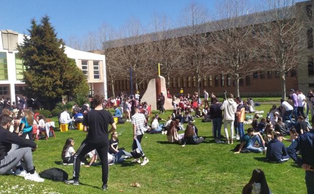 Jóvenes en la explanada de la Universidad. La policía desalojó una concentración de un centenar de personas. /