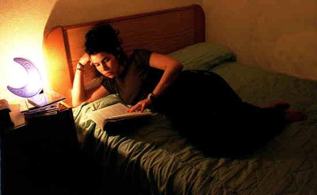 Una mujer lee en la cama. /lara revilla