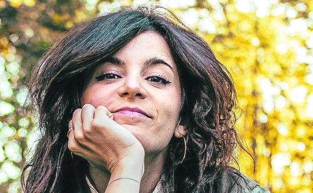 Ana Iris Simón es autora de 'Feria'. «Me fui de Madrid porque estaba harta de pagar 425 euros por una habitación»./guillermo garcía