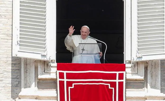 El papa Francisco saluda a los fieles congregados en la plaza de San Pedro./