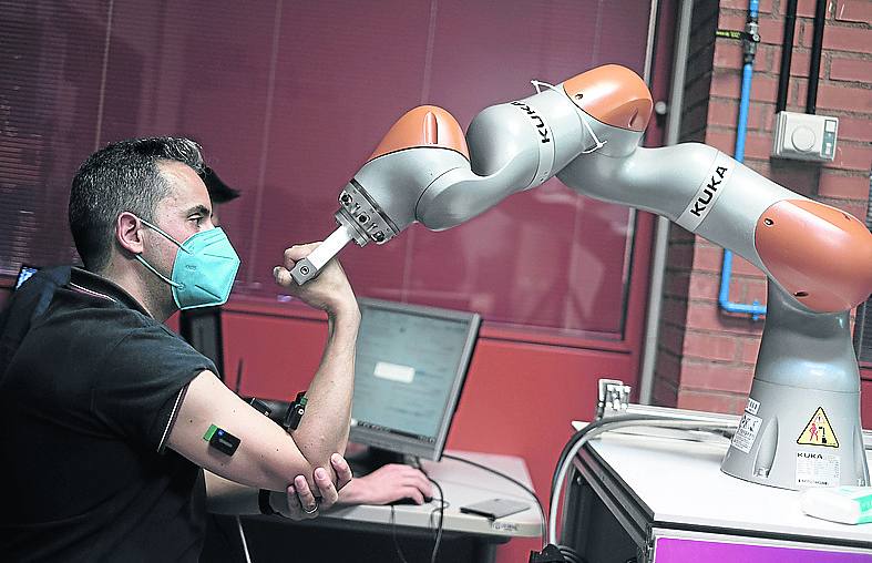 En fisioterapia con el robot terapéutico Roboespas.