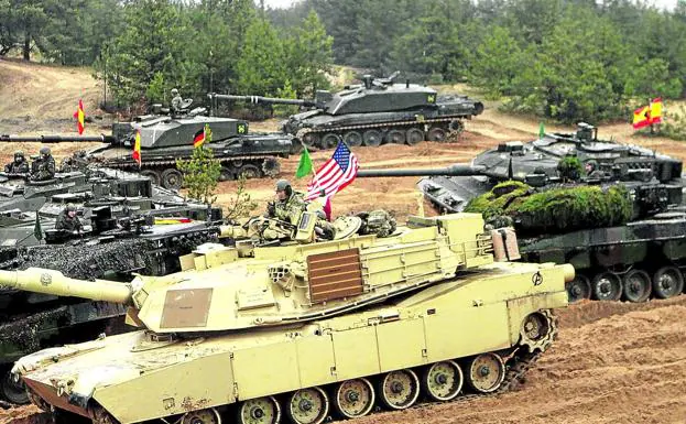 Carros de combate Leopard 2 españoles y Abrams estadounidenses, durante unas maniobras de la OTAN en 2018./EFE