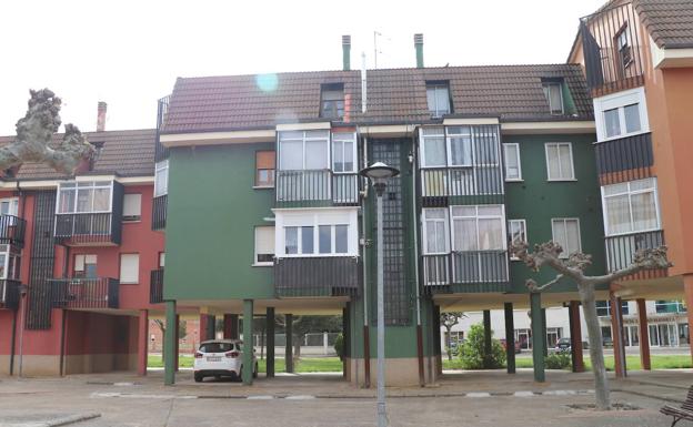 Edificio donde residia la joven Paula, en Mansilla de las Mulas. /S. Fernández