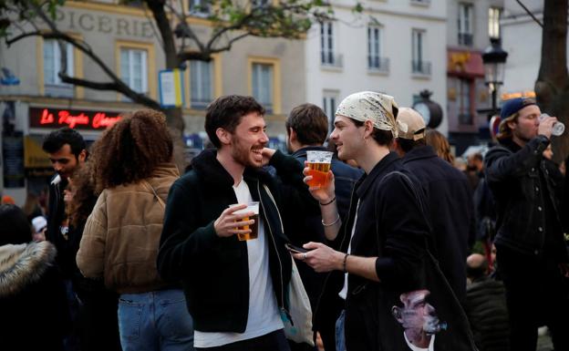 París recupera el bullicio. Un grupo de parisinos toma cervezas junto a varios bares reabiertos/Reuters