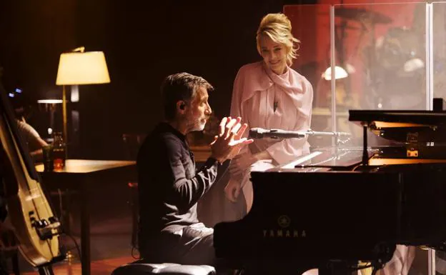 Emilio Aragón, junto a Belén Rueda, al piano en su nuevo programa de Movistar+./