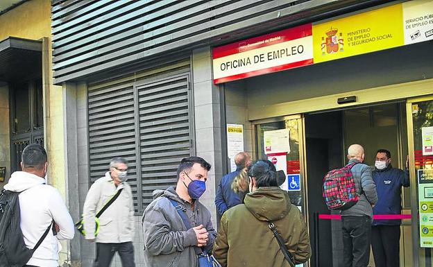 Largas colas ante una oficina del SEPE durante el ataque ocurrido en marzo, que obligó a paralizar la actividad y retrasó el abono de subsidios./G. NAVARRO