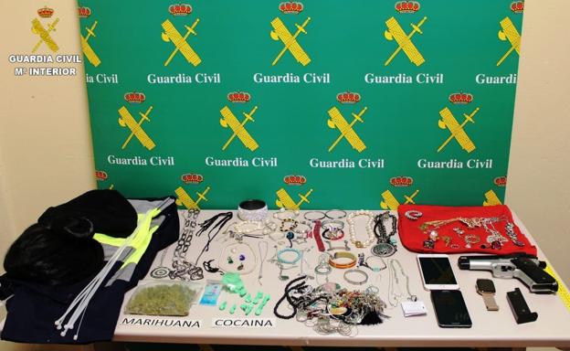 Objetos decomisados por parte de la Policía Nacional y la Guardia Civil./leonoticias