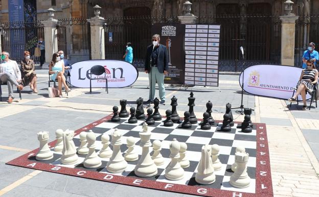 Un tablero gigante de ajedrez hecho de caucho reciclado presidió el acto.