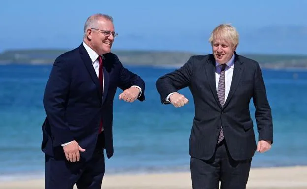 El Primer Ministro de Gran Bretaña, Boris Johnson, da la bienvenida al Primer Ministro australiano Scott Morrison durante la Cumbre del G7 /EFE