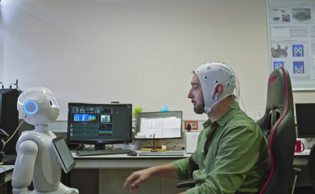 El presentador de 'El cazador de cerebros', delante de un robot./R. C.