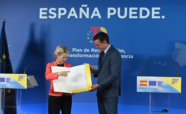 La presidenta de la CE, Urusla Von der Layen, junto al presidente del Gobierno español, Pedro Sánchez. /reuters