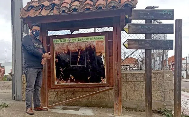 El concejal de VOX frente a uno de los carteles. /