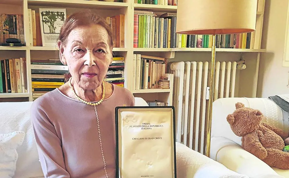 Edith Bruck muestra la Gran Cruz 'Cavaliere', el mayor reconocimiento de la República italiana.s./Efe