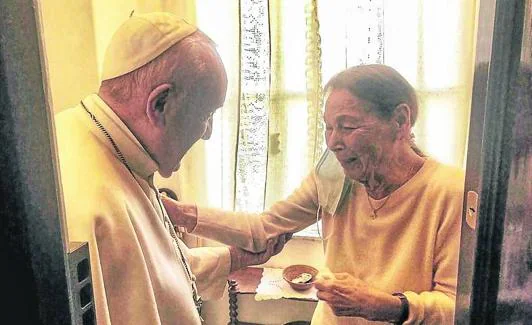 Edith Bruck recibió en febrero en su casa al Papa, que le agradeció su labor pedagógica en los colegios./Efe