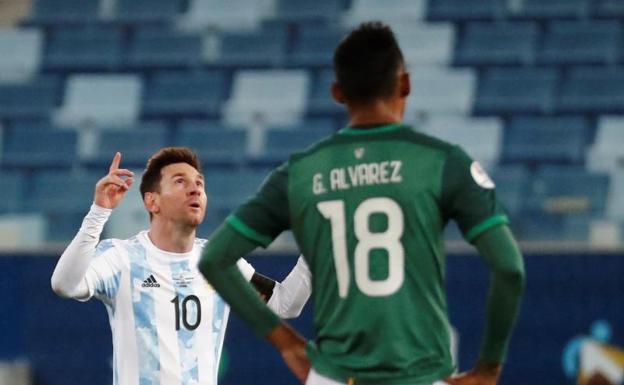 Leo Messi celebra uno de sus dos goles a Bolivia. /EFE