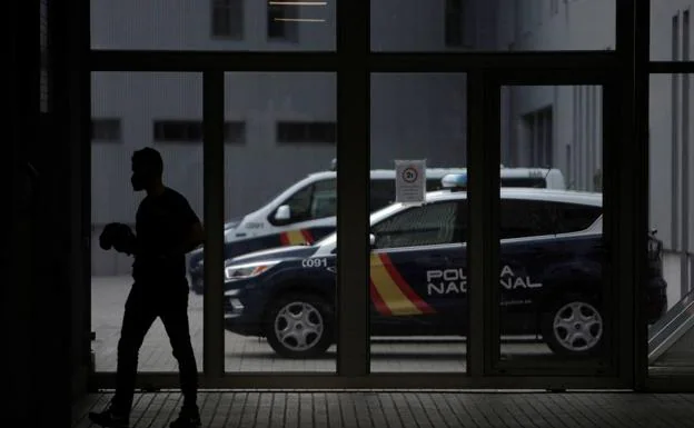 Interior del cuartel de Lonzas, en A Coruña, donde permanecen los tres detenidos por el crimen de Samuel. /EFE