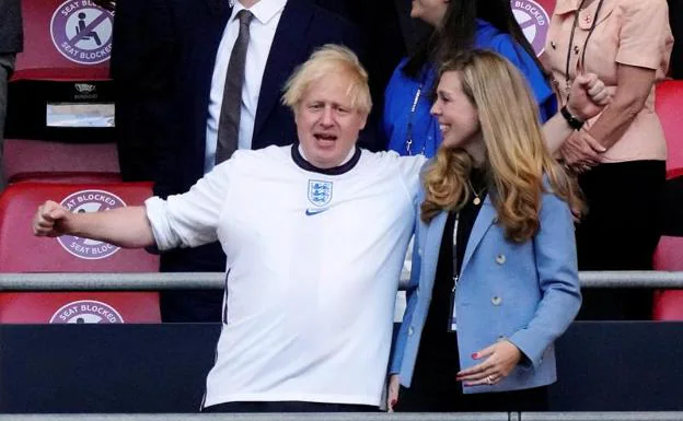 Boris Johnson celebra el triunfo de Inglaterra ante Dinamarca en la segunda semifinal de la Eurocopa. /Reuters