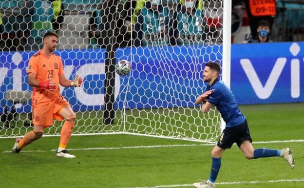 Jorginho celebra el penaltil que transformó ante España y le dio el pase a la final a Italia. /Ep