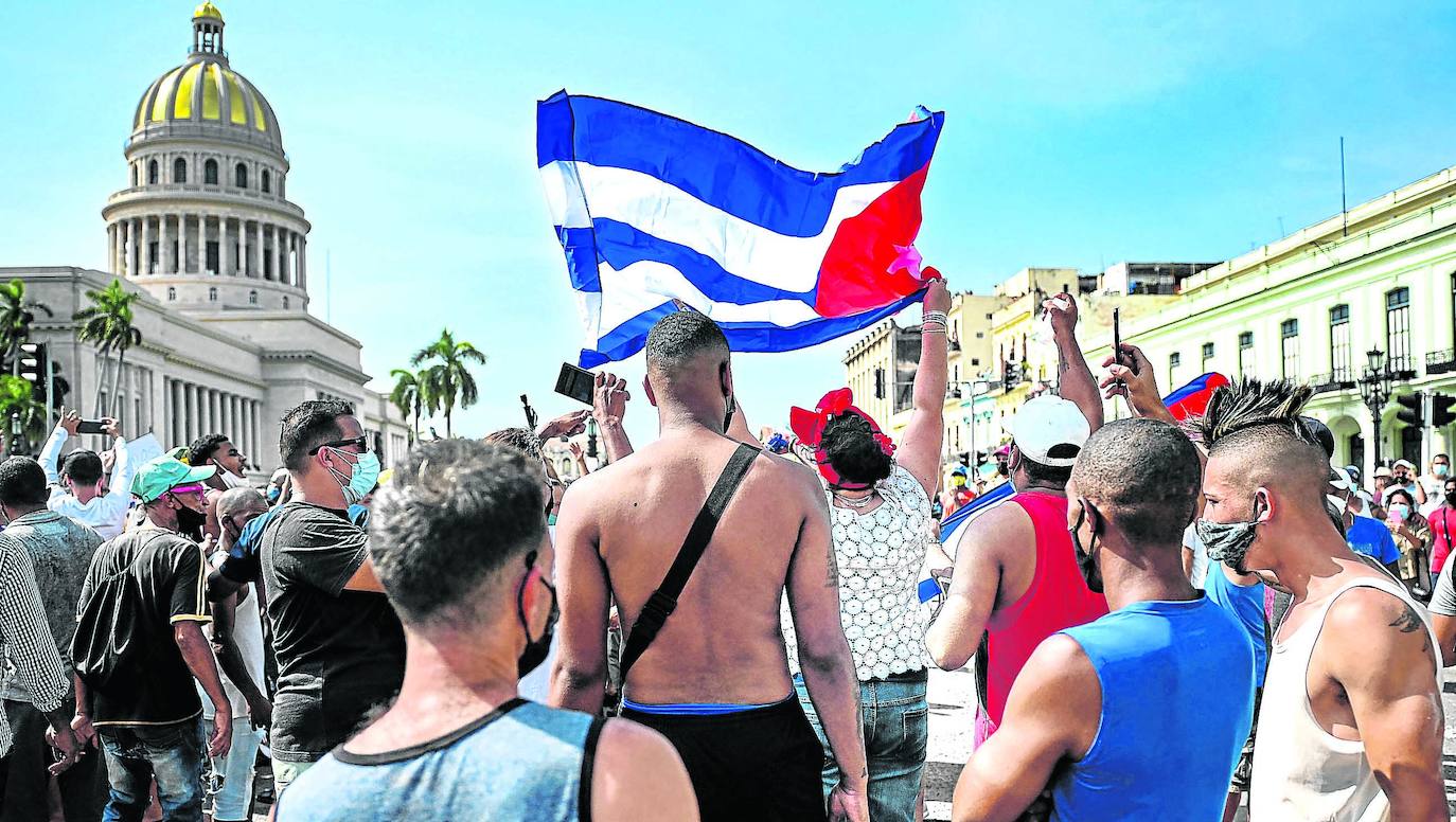 Ante el Capitolio. Miles de cubanos se concentaron hace una semana para protestar por la situación que vive la isla./AFP