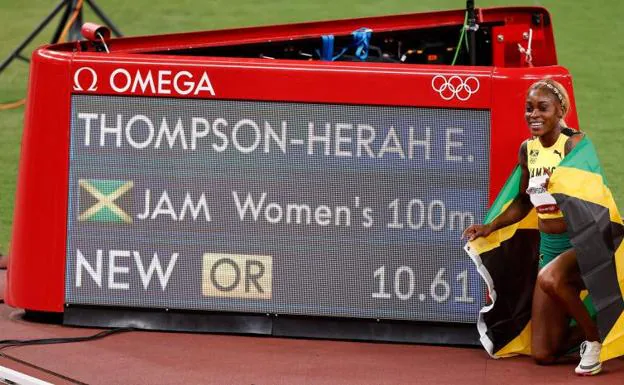 Elaine Thompson-Herah celebra su oro y su récord olímpico. /AFP