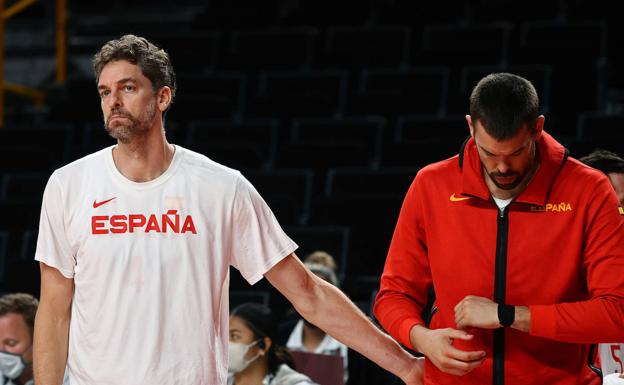 Los hermanos Gasol, al final del encuentro../Reuters