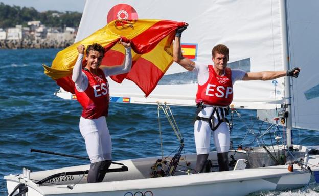 Los españoles Jordi Xammar (i) y Nicolás Rodríguez celebran tras ganar medalla de bronce en el 470 /efe