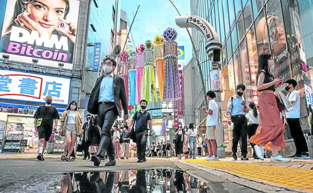 Normalidad. Varios japoneses recorren el populoso distrito de Shibuya./STANISLAV KOGIKU / DPA