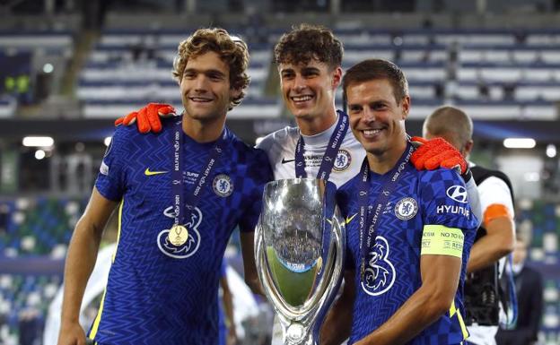 Kepa Arrizabalaga, entre Marcos Alonso y César Azpilicueta, con el trofeo de la Supercopa de Europa. /Reuters