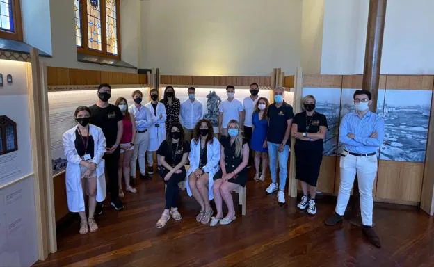 Trabajadores del Museo Casa Botines Gaudí junto a la reproducción del San Jorge colocada en la exposición de Museo./