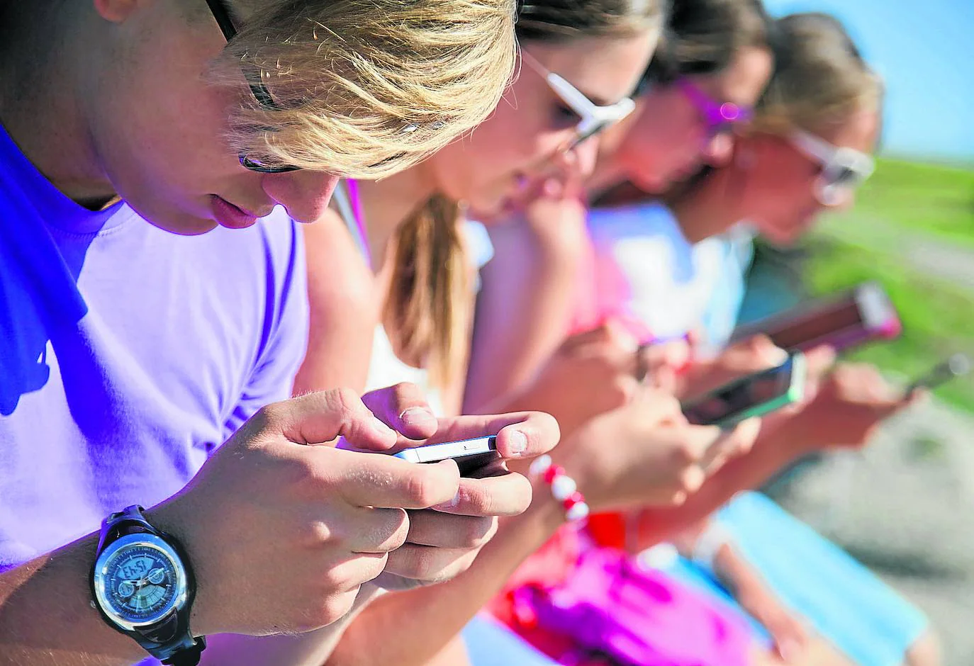 Un grupo de adolescentes pasa el rato con sus dispositivos móviles en Rusia./STOCK ADOBE