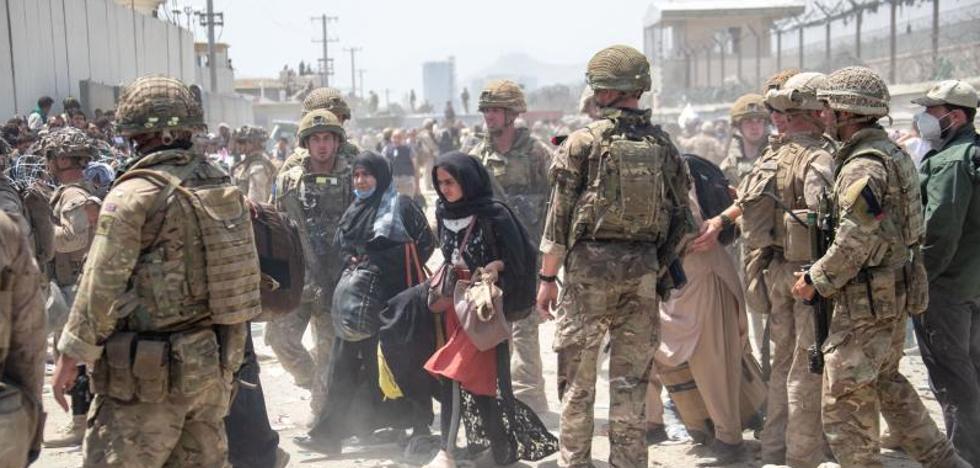 Al menos siete muertos cerca del aeropuerto de Kabul durante los intentos de evacuación - Vimarsana News