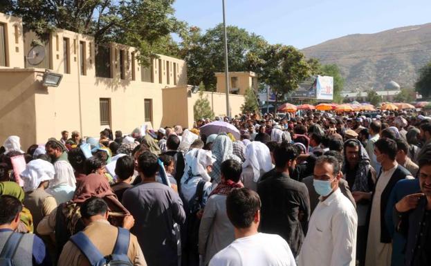 Al menos diez muertos en un atentado a la puerta del aeropuerto de Kabul