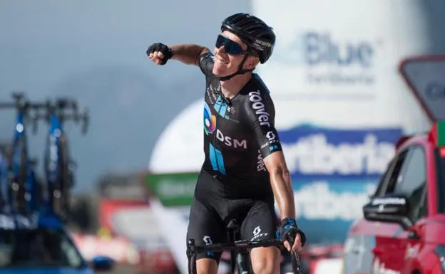 Romain Bardet celebra su victoria en la cima del Pico Villuercas./EFE