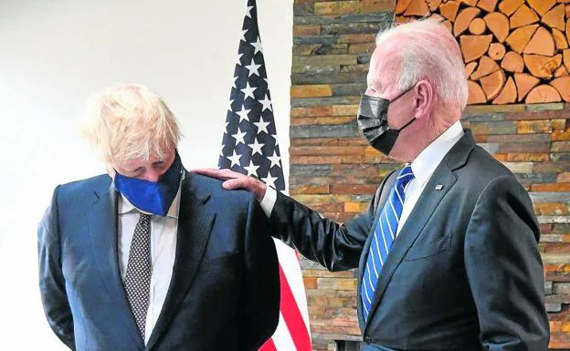 l primer ministro británico, Boris Johnson, y el presidente estadounidense, Joe Biden, en una reunión en Carbis Bay el 10 de junio./AFP