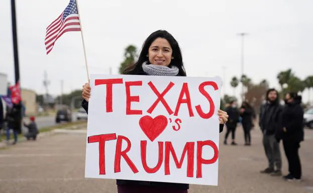 Partidaria del expresidente Donald Trump, durante su visita a Texas el pasado mes de enero./Reuters