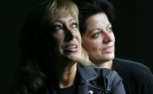 María Mendiola junto Maryse, la integrante otra de Baccara en una imagen de archivo de 2005. /EFE