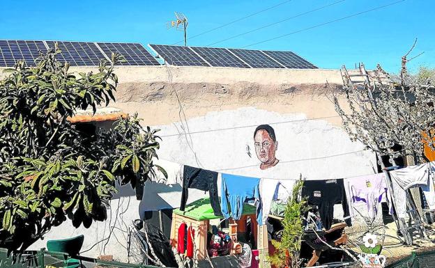Instalación fotovoltaica en el poblado madrileño de la Cañada Real, donde las eléctricas cortaron por impago el suministro hace meses./