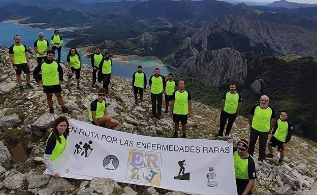 Los socios llegaron a lo más alto del pico leonés. /leonoticias