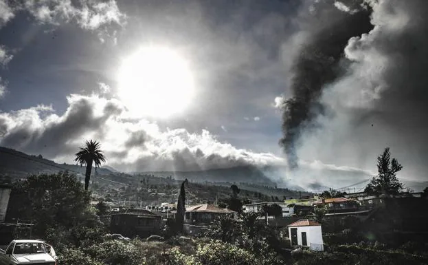 Un penacho de humo procedente del cráter se eleva sobre el valle palmero./EP