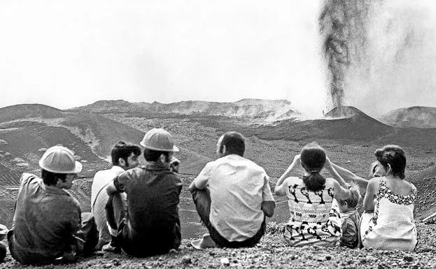 Imagen en blanco y negro de la erupción del Teneguía en 1971./Canarias 7